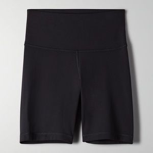 Aritzia TnaButter Atmosphere HI-Rise 7” short